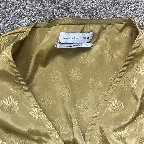 Urban outfitters green short sleeve silk crop top - Picture 3 of 3